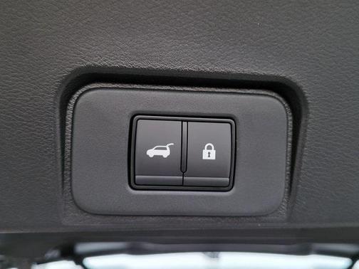 Everest White Pearl Tricoat 2026 Nissan Rogue SV