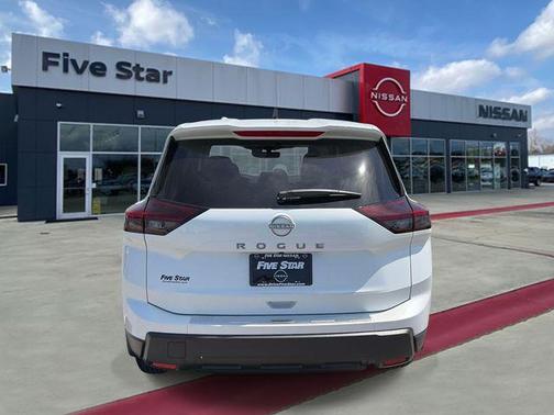 Everest White Pearl Tricoat 2026 Nissan Rogue SV