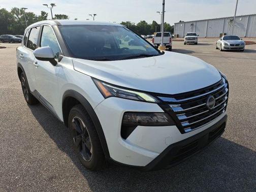 Everest White Pearl 2024 Nissan Rogue SV