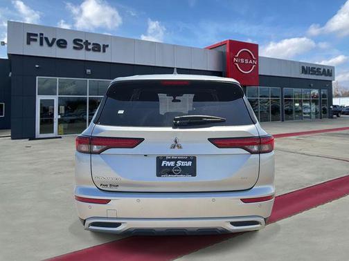 Alloy Silver Metallic 2024 Mitsubishi Outlander SE