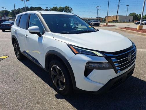 Everest White Pearl 2025 Nissan Rogue SV