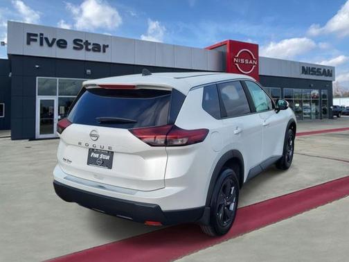 Everest White Pearl Tricoat 2026 Nissan Rogue SV