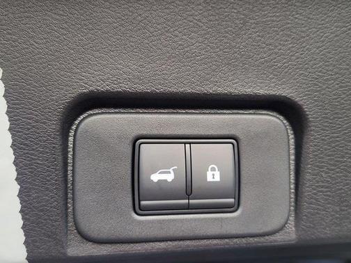 Everest White Pearl Tricoat 2026 Nissan Rogue SV