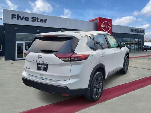 Everest White Pearl Tricoat 2026 Nissan Rogue SV