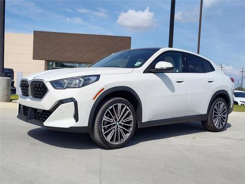 Alpine White 2026 BMW X2 xDrive28i