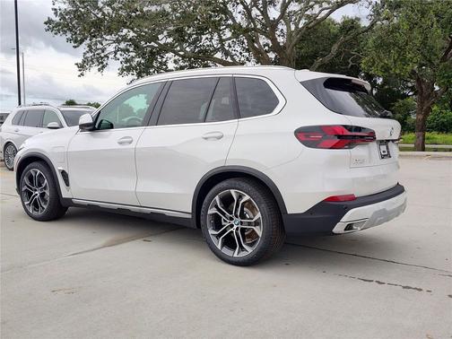 Mineral White Metallic 2026 BMW X5 PHEV xDrive50e