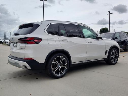 Mineral White Metallic 2026 BMW X5 PHEV xDrive50e