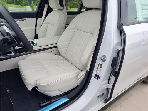 Mineral White Metallic 2026 BMW 760 xDrive