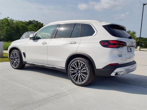 Mineral White Metallic 2026 BMW X5 sDrive40i