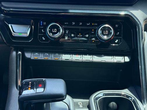 Sterling Metallic 2024 GMC Sierra 1500 AT4