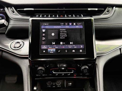 Diamond Black Crystal Pearlcoat 2022 Jeep Grand Cherokee L Laredo
