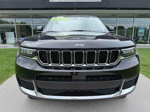 Diamond Black Crystal Pearlcoat 2022 Jeep Grand Cherokee L Laredo
