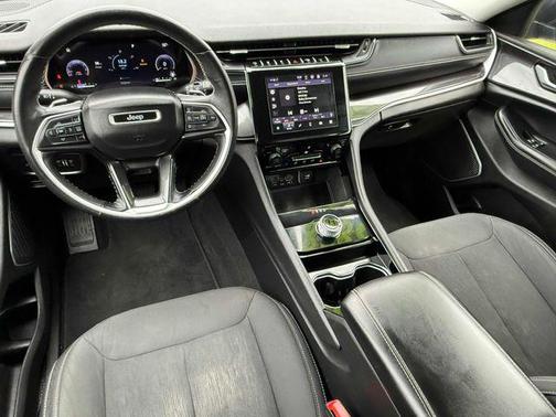 Diamond Black Crystal Pearlcoat 2022 Jeep Grand Cherokee L Laredo