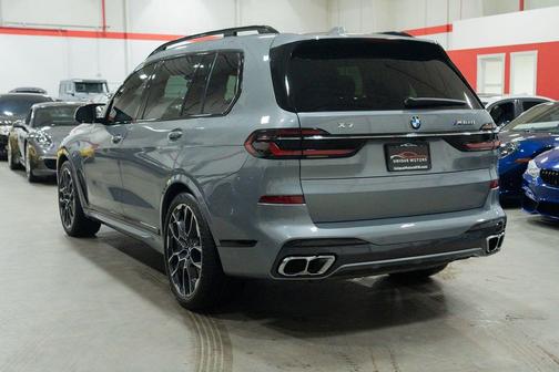 Grey 2023 BMW X7 M60i