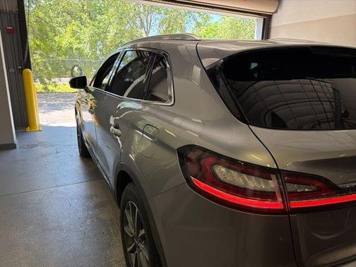 Radiance Metallic 2022 Lincoln Nautilus Standard