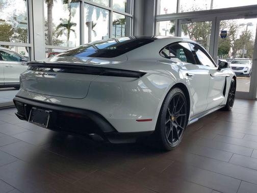 2022 Porsche Taycan GTS