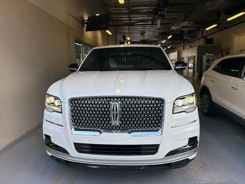White Metallic 2024 Lincoln Navigator L Reserve