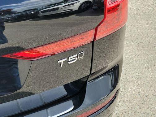 Onyx Black Metallic 2018 Volvo XC60 T5 Momentum