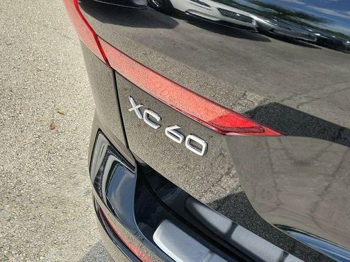 Onyx Black Metallic 2018 Volvo XC60 T5 Momentum