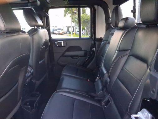 Black Clearcoat 2022 Jeep Gladiator Overland