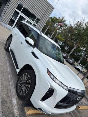 Radiant White 2026 INFINITI QX80 Luxe