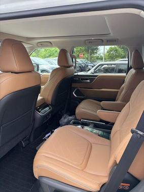 Radiant White 2026 INFINITI QX80 Luxe