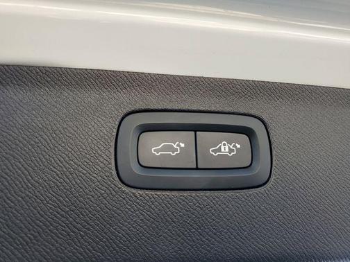 2023 Volvo XC90 B5 Plus