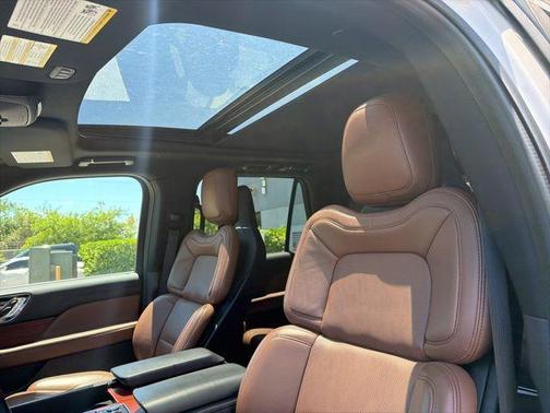 Pearl Metallic 2024 Lincoln Navigator Reserve