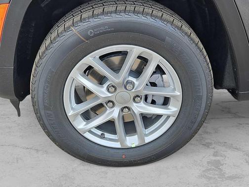 Baltic Gray Metallic Clearcoat 2026 Jeep Grand Cherokee Altitude