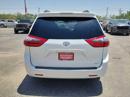 2020 Toyota Sienna XLE