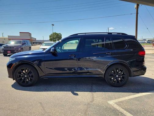 2022 BMW X7 M50i