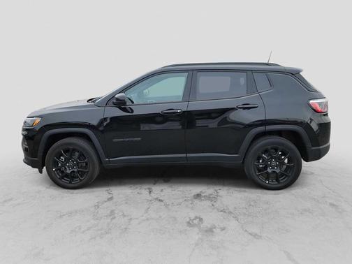 Diamond Black Crystal Pearlcoat 2026 Jeep Compass Latitude