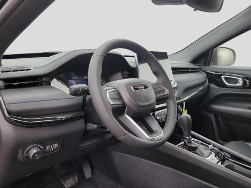 Diamond Black Crystal Pearlcoat 2026 Jeep Compass Latitude