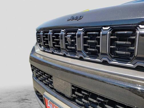 diamond black crystal pearlcoat 2026 Jeep Grand Cherokee Summit