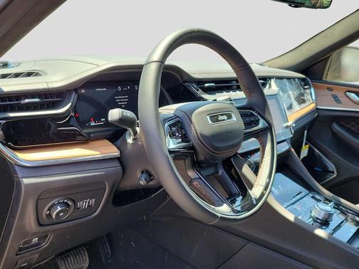 diamond black crystal pearlcoat 2026 Jeep Grand Cherokee Summit