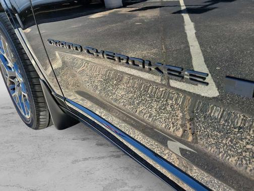 diamond black crystal pearlcoat 2026 Jeep Grand Cherokee Summit