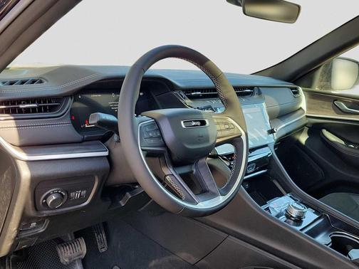 Diamond Black Crystal Pearlcoat 2026 Jeep Grand Cherokee Altitude