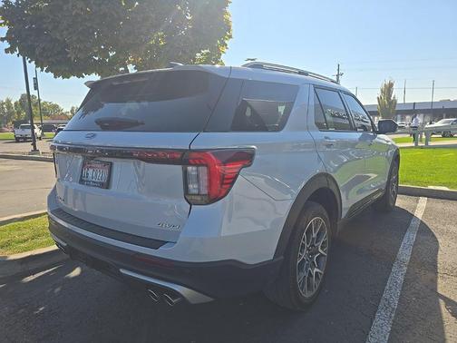 White Metallic 2025 Ford Explorer Platinum