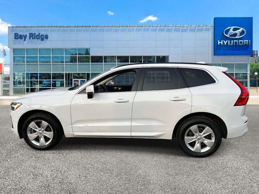 2022 Volvo XC60 B5 Momentum