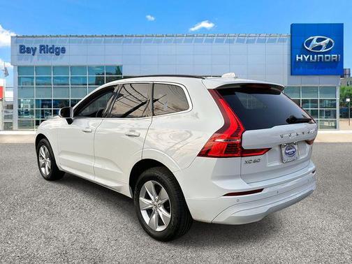 2022 Volvo XC60 B5 Momentum