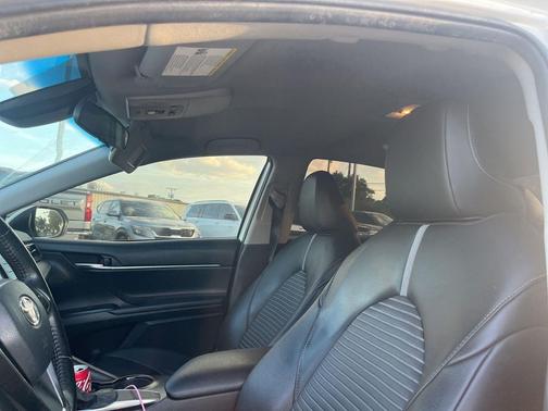 Super White 2020 Toyota Camry SE