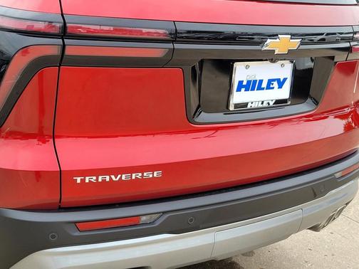 Radiant Red Tintcoat 2026 Chevrolet Traverse LT