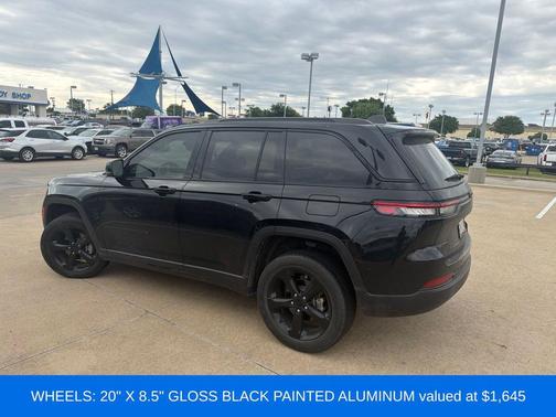 Diamond Black Crystal Pearlcoat 2024 Jeep Grand Cherokee Altitude