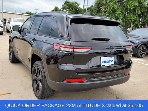 Diamond Black Crystal Pearlcoat 2024 Jeep Grand Cherokee Altitude