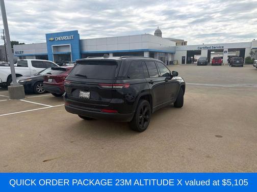 Diamond Black Crystal Pearlcoat 2024 Jeep Grand Cherokee Altitude