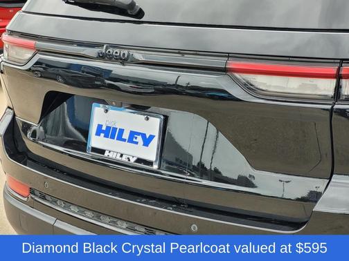 Diamond Black Crystal Pearlcoat 2024 Jeep Grand Cherokee Altitude
