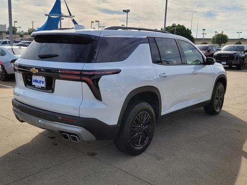 Summit White 2024 Chevrolet Traverse LT