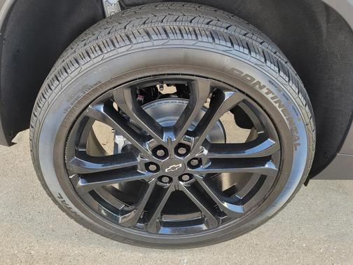 Summit White 2026 Chevrolet Traverse LT