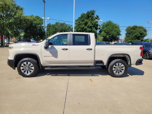White Sands 2026 Chevrolet Silverado 2500 Custom