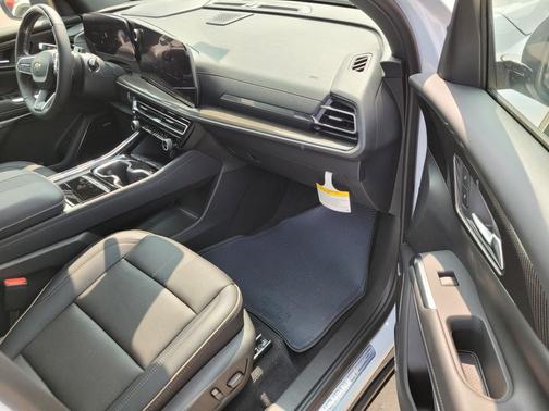 Polar White Tricoat 2026 Chevrolet Traverse High Country